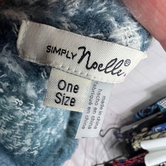 NWOT |•SIMPLY NOELLE•| Soft Knit Poncho With Buttons One Size - Picture 5 of 7